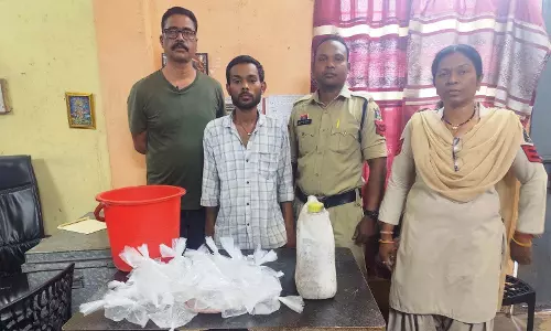 70 पाऊच में महुआ शराब की बिक्री, छापेमारी में ग्रामीण अरेस्ट 70 पाऊच में महुआ शराब की बिक्री, छापेमारी में ग्रामीण अरेस्ट