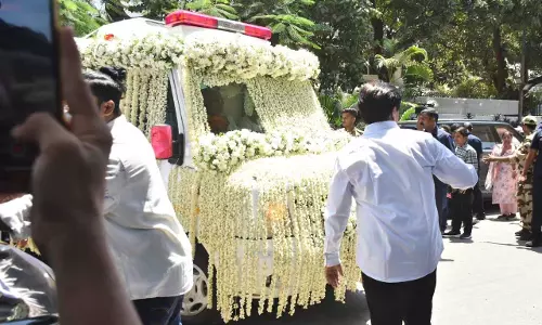 पंचतत्व में विलीन हुईं अनिल कपूर की मां, अंतिम यात्रा में उमड़ा बॉलीवुड