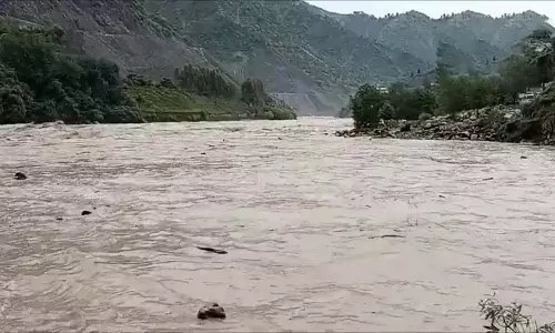 Jammu: अखनूर में चिनाब उफान पर Jammu: अखनूर में चिनाब उफान पर