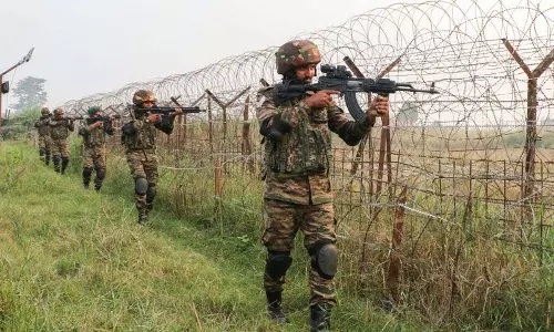J-K में नियंत्रण रेखा के विभिन्न सेक्टरों में 9वें दिन भी झड़पें जारी J-K में नियंत्रण रेखा के विभिन्न सेक्टरों में 9वें दिन भी झड़पें जारी