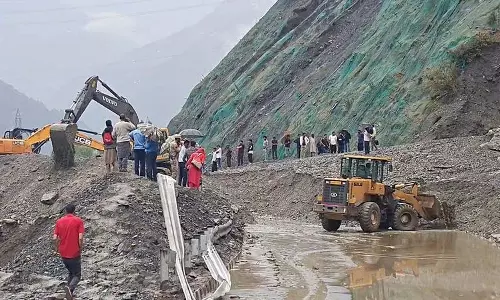 भारी बारिश के बीच भूस्खलन से Jammu-श्रीनगर राजमार्ग अवरुद्ध भारी बारिश के बीच भूस्खलन से Jammu-श्रीनगर राजमार्ग अवरुद्ध
