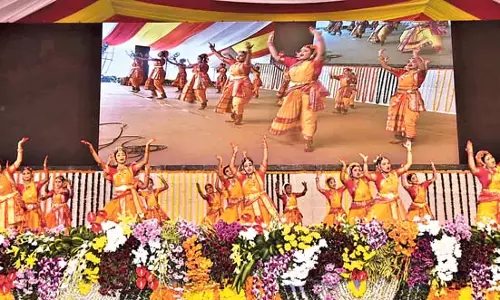 Andhra: कलाएं शुभ तरंगों के साथ चमक रही Andhra: कलाएं शुभ तरंगों के साथ चमक रही