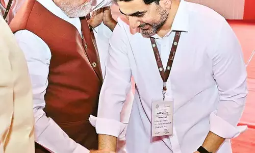PM Modi ने शिक्षा मंत्री लोकेश से मज़ाक में कहा कि वे आकर उनसे मिलें PM Modi ने शिक्षा मंत्री लोकेश से मज़ाक में कहा कि वे आकर उनसे मिलें