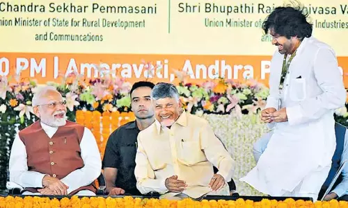 PM के विधानसभा परिसर में पहुंचने के बाद तिरुमाला के विद्वानों ने उन्हें वेद सर्वचन भेंट किया PM के विधानसभा परिसर में पहुंचने के बाद तिरुमाला के विद्वानों ने उन्हें वेद सर्वचन भेंट किया