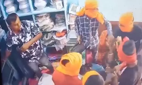 हथियारबंद बदमाशों ने दुकान से दिनदहाड़े 15 लाख के गहने-नकदी लूटी, LIVE वीडियो