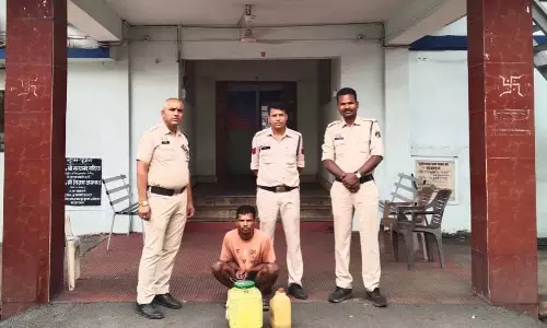 घर में महुआ शराब छिपाकर रखा था भारी मात्रा में, युवक गिरफ्तार