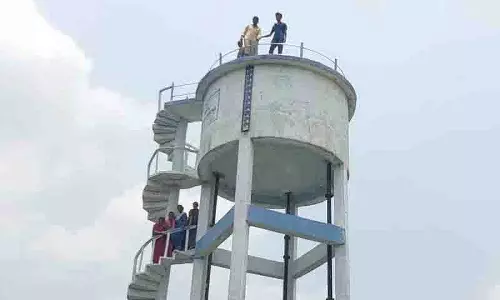 Kothagudem में अनियमितताओं का आरोप लगाते हुए ग्रामीणों ने पानी की टंकी पर विरोध प्रदर्शन किया