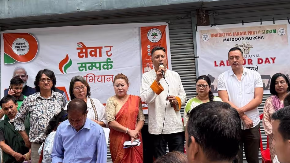 Sikkim भाजपा ने कल्याणकारी योजना नामांकन अभियान के साथ मनाया मजदूर दिवस Sikkim भाजपा ने कल्याणकारी योजना नामांकन अभियान के साथ मनाया मजदूर दिवस
