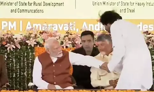 प्रधानमंत्री मोदी ने सरकारी कार्यक्रम में पवन कल्याण को खांसी की दवा दी प्रधानमंत्री मोदी ने सरकारी कार्यक्रम में पवन कल्याण को खांसी की दवा दी