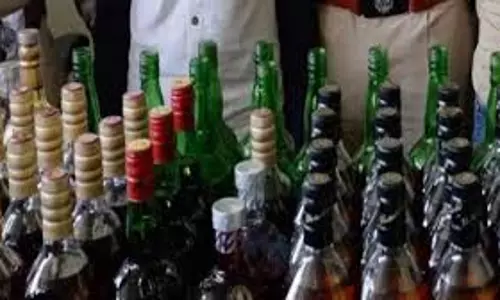 Uttar Pradesh: 86 लीटर अवैध शराब के साथ पकड़ी गईं 6 महिलाएं Uttar Pradesh: 86 लीटर अवैध शराब के साथ पकड़ी गईं 6 महिलाएं