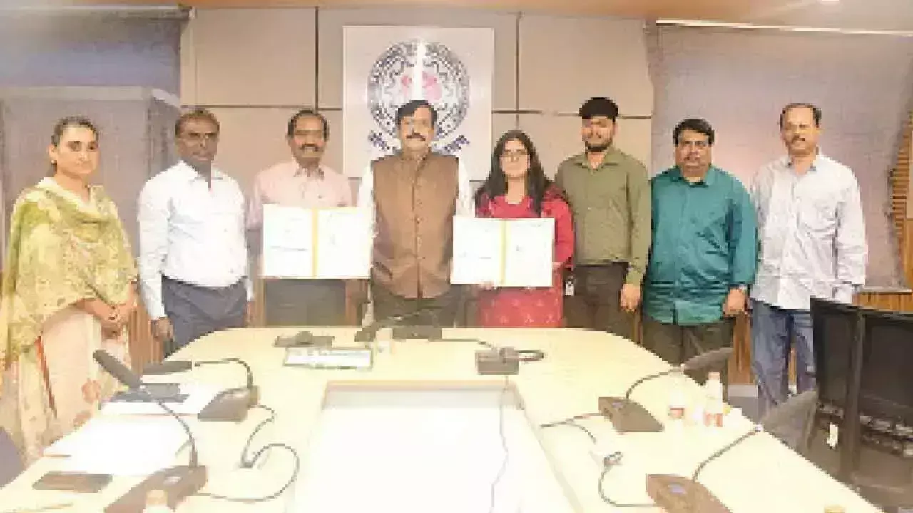 JNTUA और स्मार्ट ब्रिज ने छात्रों के कौशल को बढ़ावा देने के लिए समझौता ज्ञापन पर हस्ताक्षर किए JNTUA और स्मार्ट ब्रिज ने छात्रों के कौशल को बढ़ावा देने के लिए समझौता ज्ञापन पर हस्ताक्षर किए