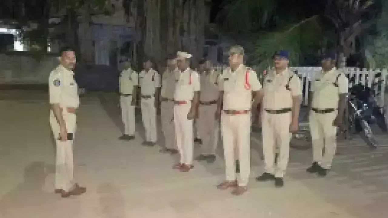 Andhra: डीएसपी ने शहर में देर रात अचानक छापेमारी की Andhra: डीएसपी ने शहर में देर रात अचानक छापेमारी की