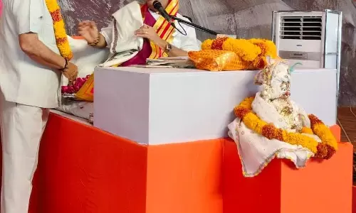 Jaipur: देवनानी ने कथा का श्रवण किया और पंडित प्रदीप मिश्रा से लिया आशीर्वाद Jaipur: देवनानी ने कथा का श्रवण किया और पंडित प्रदीप मिश्रा से लिया आशीर्वाद