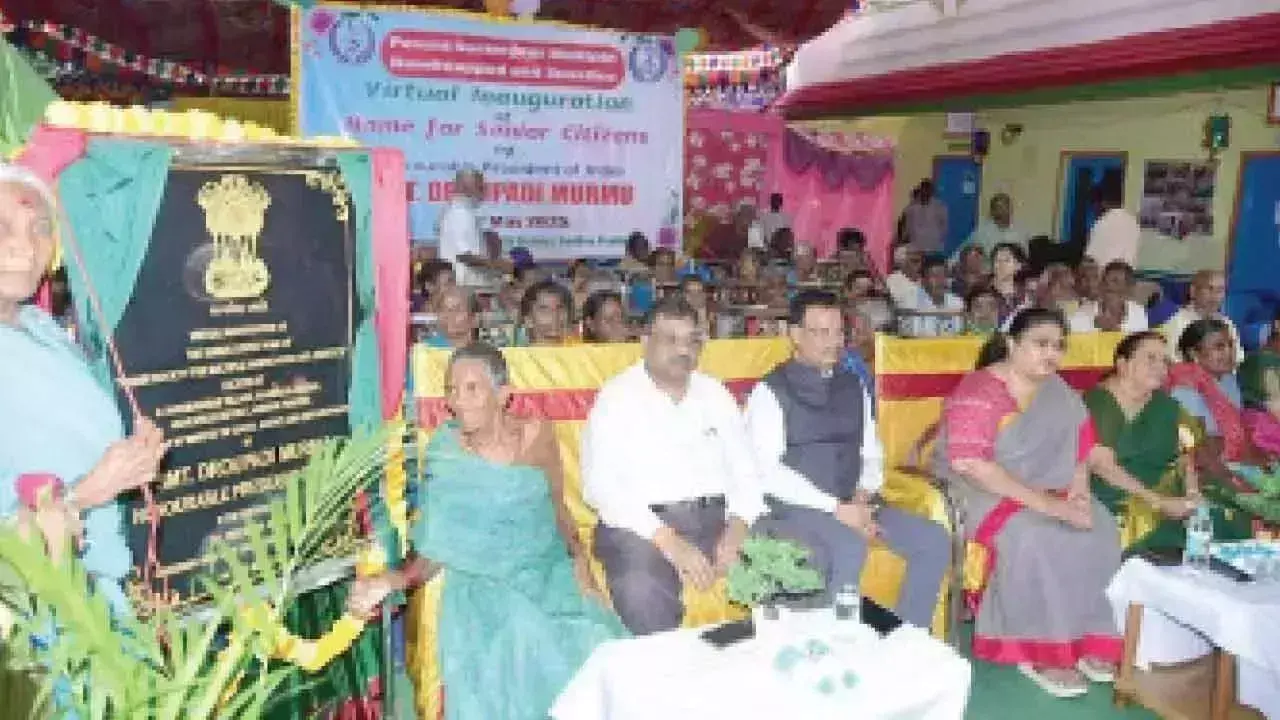 बुजुर्ग लोग अतीत की एक कड़ी हैं: President Murmu