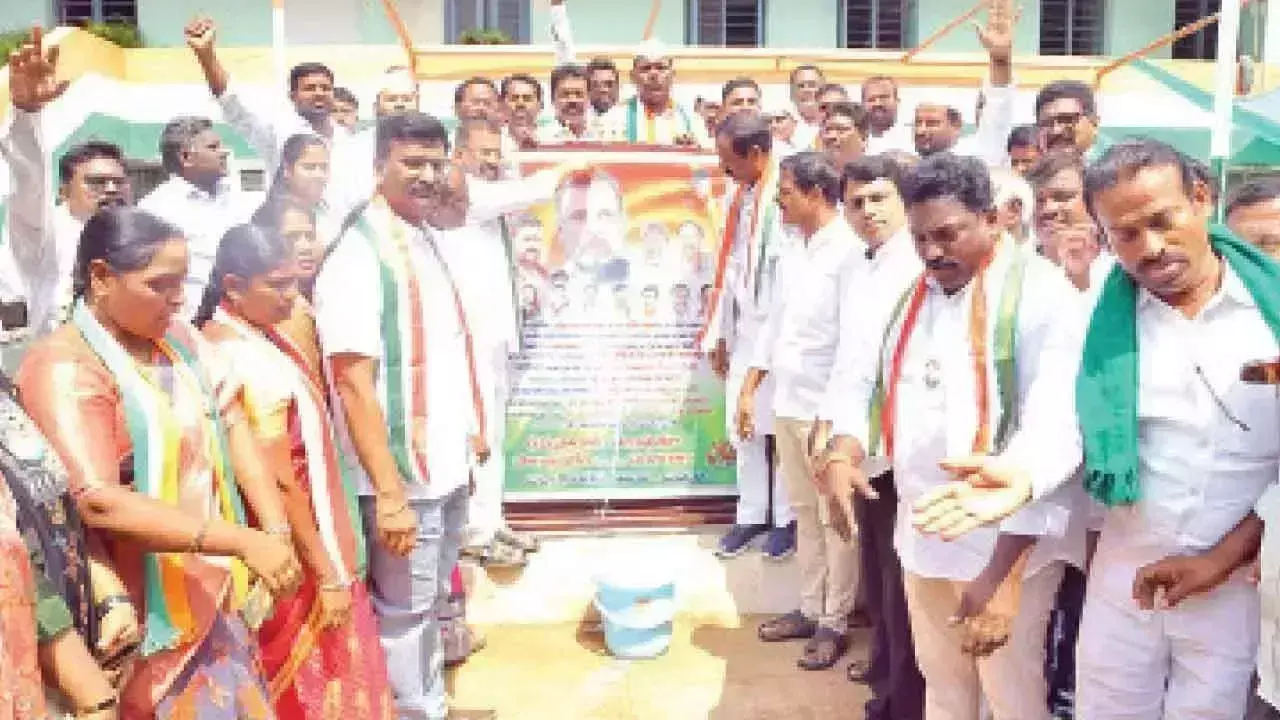 Telangana: राहुल गांधी के चित्र पर पलाभिषेकम Telangana: राहुल गांधी के चित्र पर पलाभिषेकम