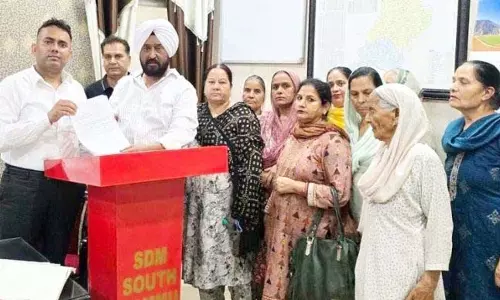 Jammu: टोनी ने रानी बाग के विस्थापित परिवारों के शीघ्र पुनर्वास की मांग की Jammu: टोनी ने रानी बाग के विस्थापित परिवारों के शीघ्र पुनर्वास की मांग की