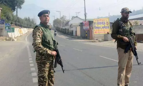 Jammu: पुलिस ने आतंकवादियों के सहयोगियों पर कार्रवाई तेज कर दी