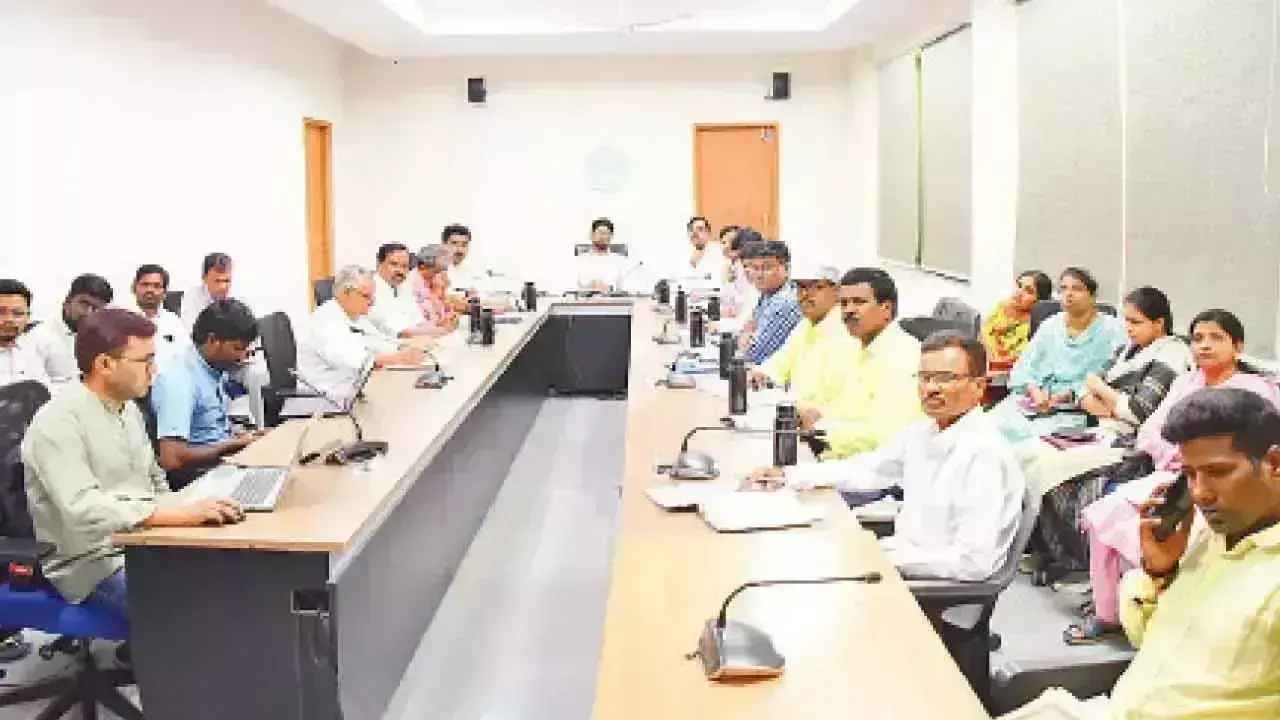 Collector ने इंदिराम्मा घरों के निर्माण के लिए एक सप्ताह की समय सीमा तय की