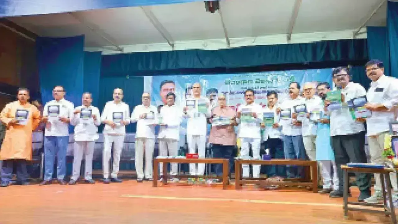 Telangana: हरीश राव ने कालेश्वरम परियोजना पर पुस्तक लॉन्च की