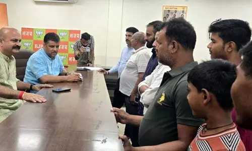 युद्धवीर सेठी-सुरिंदर भगत ने BJP कार्यालय में लगाया जनता दरबार