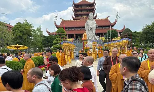 थान टैम पैगोडा में एक लाख से अधिक श्रद्धालुओं ने भगवान Buddha के अवशेषों को दी श्रद्धांजलि