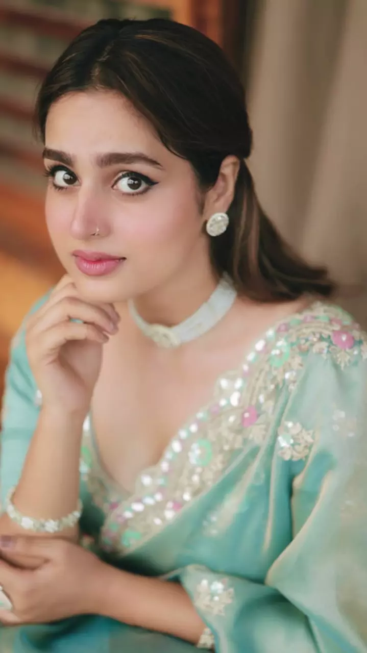 Ayesha Khan ने पहनी साड़ी