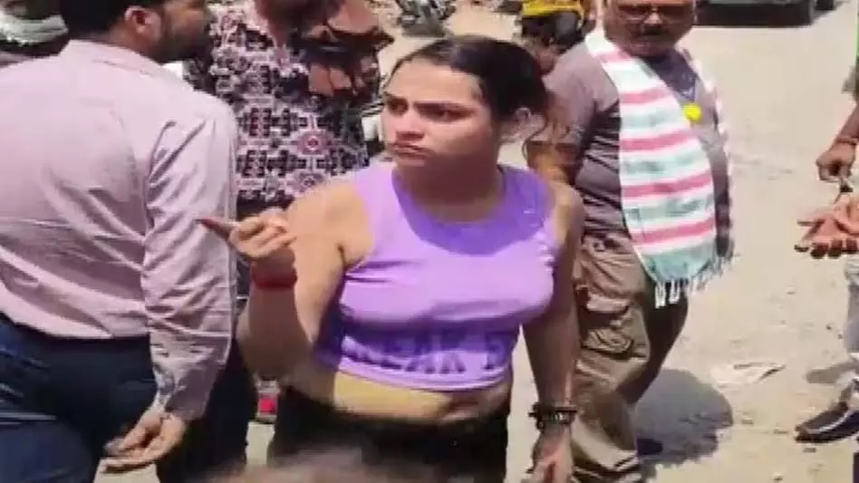रॉन्ग साइड में कार दौड़ा रही थी युवती, बाइक टकराने पर करने लगी गाली-गलौज रॉन्ग साइड में कार दौड़ा रही थी युवती, बाइक टकराने पर करने लगी गाली-गलौज