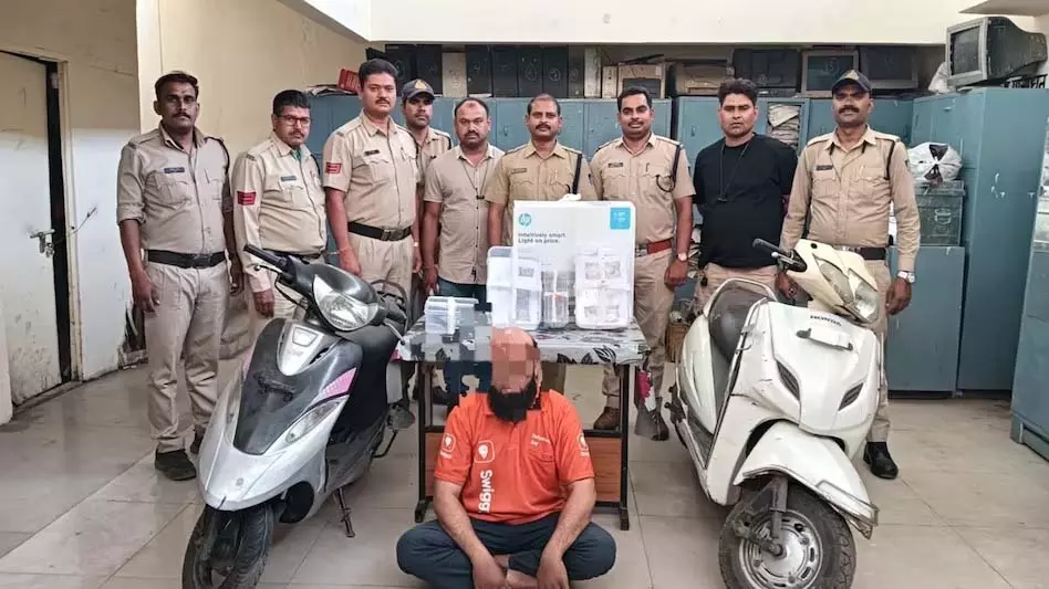 डिलीवरी बॉय निकला नकली नोट छापने वाला, 55 फेक करेंसी जब्त डिलीवरी बॉय निकला नकली नोट छापने वाला, 55 फेक करेंसी जब्त