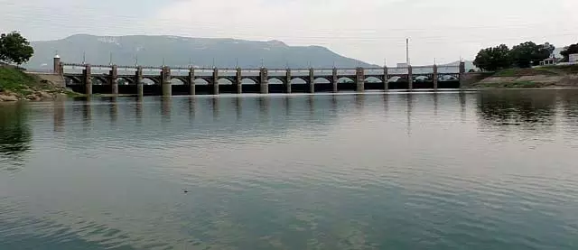 Tamil Nadu: मेट्टूर बांध में पानी का प्रवाह बढ़ा Tamil Nadu: मेट्टूर बांध में पानी का प्रवाह बढ़ा