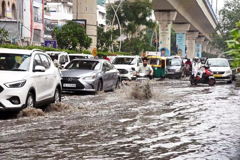 Delhi में बारिश और आंधी ने मचाई तबाही Delhi में बारिश और आंधी ने मचाई तबाही