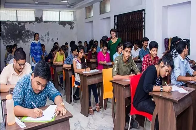 देशभर में आज NEET परीक्षा: झुमके, हार, चूड़ियां या हाई हील्स पहनने की अनुमति नही देशभर में आज NEET परीक्षा: झुमके, हार, चूड़ियां या हाई हील्स पहनने की अनुमति नही