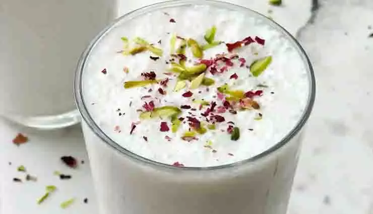 Shahi Lassi : गर्मियों में शरीर को ठंडक पहुंचाने के लिए पिएं Shahi Lassi : गर्मियों में शरीर को ठंडक पहुंचाने के लिए पिएं