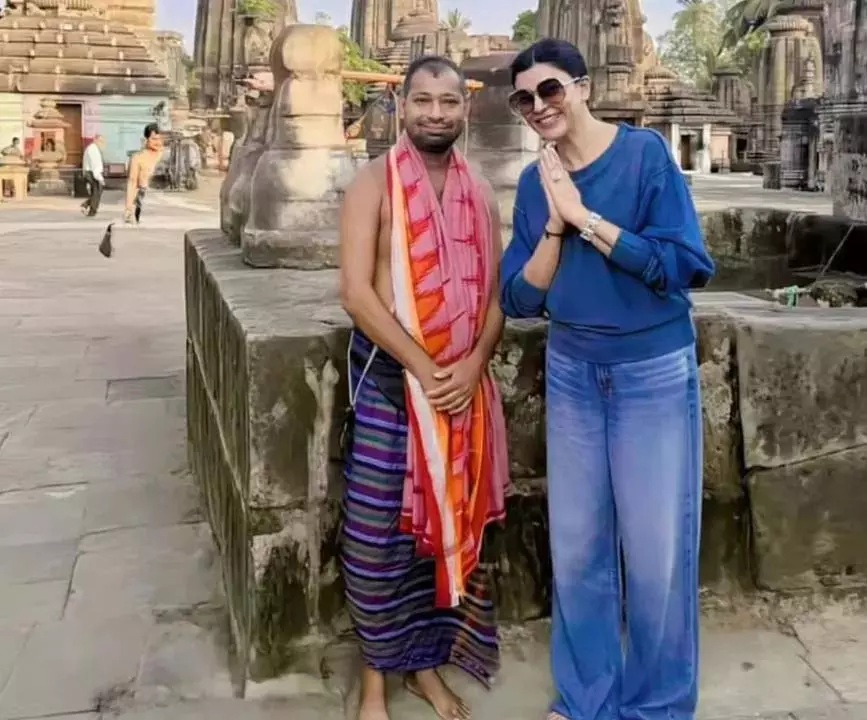 Bhubaneswar : लिंगराज मंदिर परिसर में ली गई अभिनेत्री सुष्मिता सेन की तस्वीर वायरल Bhubaneswar : लिंगराज मंदिर परिसर में ली गई अभिनेत्री सुष्मिता सेन की तस्वीर वायरल