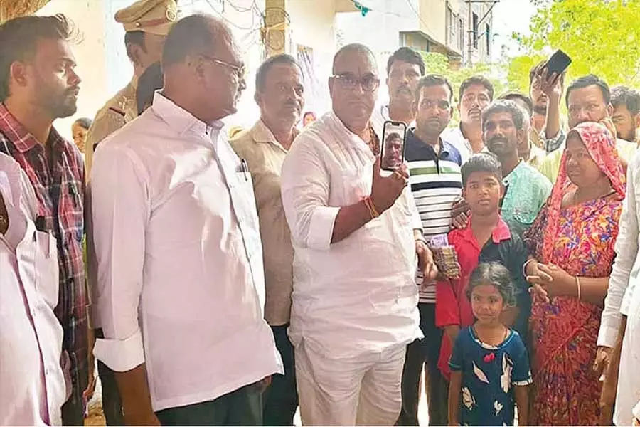 MLA Kotla ने पीड़ित परिवार को 5 लाख रुपए की सहायता देने की घोषणा की MLA Kotla ने पीड़ित परिवार को 5 लाख रुपए की सहायता देने की घोषणा की