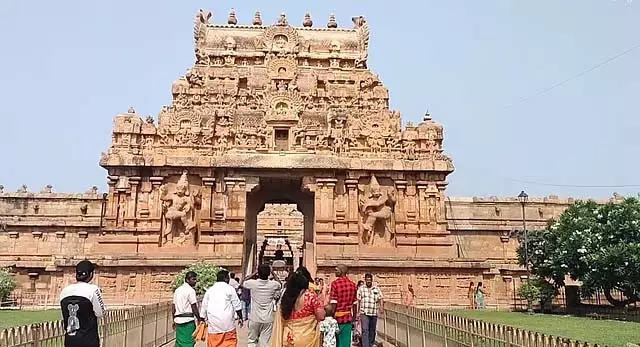 गर्मी की छुट्टियां: तंजावुर के बड़े मंदिर में उमड़े पर्यटक गर्मी की छुट्टियां: तंजावुर के बड़े मंदिर में उमड़े पर्यटक