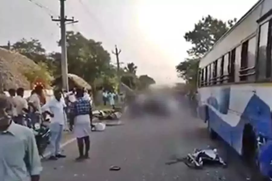 बस से आमने-सामने की टक्कर में चार लोगों की मौत बस से आमने-सामने की टक्कर में चार लोगों की मौत