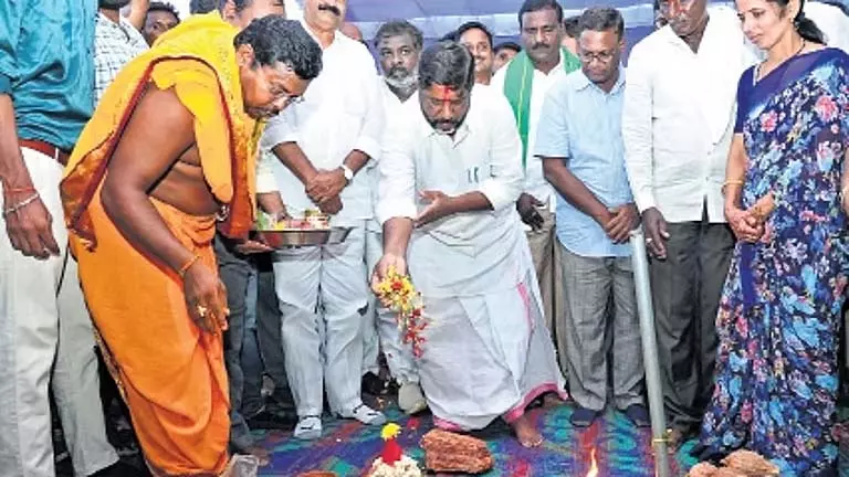 Telangana: उपमुख्यमंत्री भट्टी विक्रमार्क ने यंग इंडिया इंटीग्रेटेड स्कूल की आधारशिला रखी Telangana: उपमुख्यमंत्री भट्टी विक्रमार्क ने यंग इंडिया इंटीग्रेटेड स्कूल की आधारशिला रखी