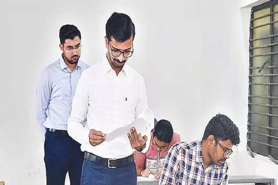 कलेक्टर ने एपीपीएससी ग्रुप-1 मुख्य परीक्षा केंद्र का निरीक्षण किया कलेक्टर ने एपीपीएससी ग्रुप-1 मुख्य परीक्षा केंद्र का निरीक्षण किया