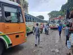 Up News: स्टैंड से निकलकर सड़क पर सवारियां बैठा रही हैं बसें, शहर में लग रहा है जाम Up News: स्टैंड से निकलकर सड़क पर सवारियां बैठा रही हैं बसें, शहर में लग रहा है जाम