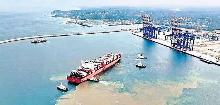 Vizhinjam बंदरगाह कार्यक्रम को लेकर विवाद थमने का नाम नहीं ले रहा Vizhinjam बंदरगाह कार्यक्रम को लेकर विवाद थमने का नाम नहीं ले रहा