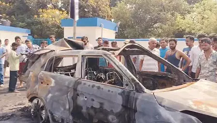 चलती कार बनी आग का गोला, जिंदा जला युवक चलती कार बनी आग का गोला, जिंदा जला युवक