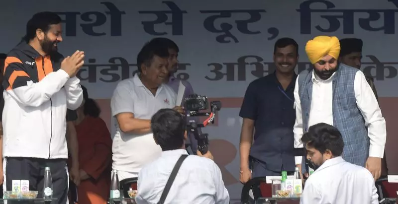 Punjab के मुख्यमंत्री ने सरकारी कार्यक्रम में हरियाणा के मुख्यमंत्री सैनी से दूरी बनाए रखी Punjab के मुख्यमंत्री ने सरकारी कार्यक्रम में हरियाणा के मुख्यमंत्री सैनी से दूरी बनाए रखी