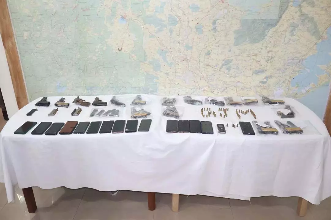 गंजम पुलिस द्वारा रात भर की गई कार्रवाई में 18 लोग गिरफ्तार, 17 अवैध आग्नेयास्त्र जब्त गंजम पुलिस द्वारा रात भर की गई कार्रवाई में 18 लोग गिरफ्तार, 17 अवैध आग्नेयास्त्र जब्त