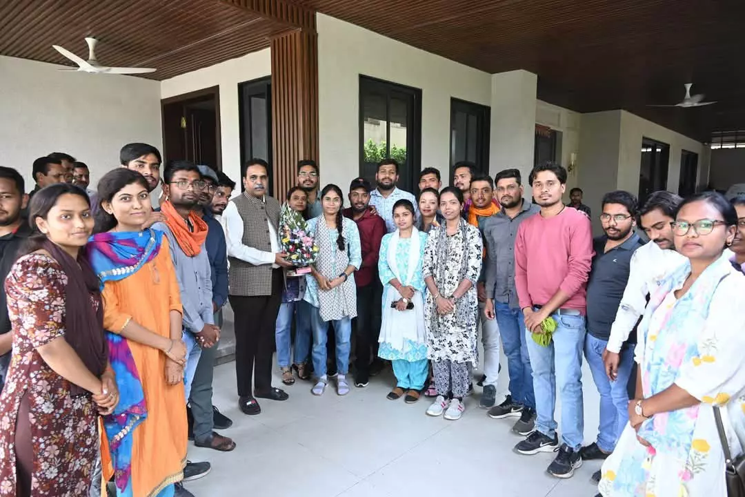 राजेश मूणत से मिले बीएड अर्हताधारी सहायक शिक्षक, सरकार के फैसले पर जताया आभार राजेश मूणत से मिले बीएड अर्हताधारी सहायक शिक्षक, सरकार के फैसले पर जताया आभार