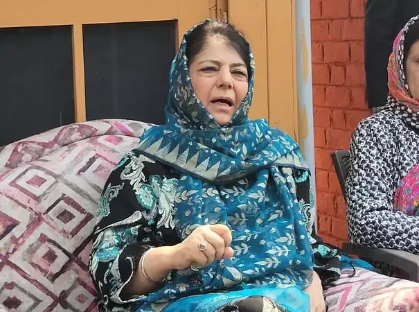 Mehbooba Mufti ने नौसेना अधिकारी की पत्नी की शांति अपील की सराहना की Mehbooba Mufti ने नौसेना अधिकारी की पत्नी की शांति अपील की सराहना की