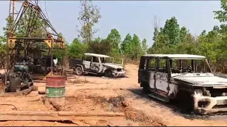 Jharkhand लातेहार में माओवादियों का खनन स्थल पर हमला, आठ वाहन-मशीनें तबाह Jharkhand लातेहार में माओवादियों का खनन स्थल पर हमला, आठ वाहन-मशीनें तबाह