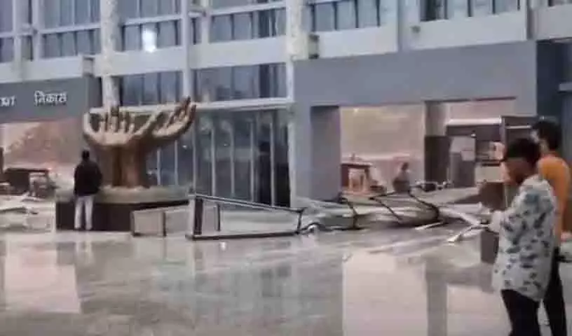Charlapalli रेलवे टर्मिनल के प्रवेश द्वार की रेलिंग गिरी Charlapalli रेलवे टर्मिनल के प्रवेश द्वार की रेलिंग गिरी
