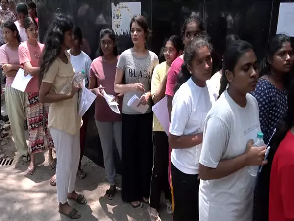 कड़ी सुरक्षा व्यवस्था के बीच NEET UG 2025 परीक्षा शुरू कड़ी सुरक्षा व्यवस्था के बीच NEET UG 2025 परीक्षा शुरू