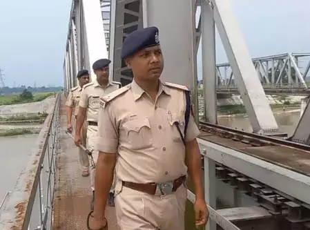 RPF ने बांग्लादेश की सीमा से लगे रेलवे स्टेशनों और पुल पर बढ़ाई गश्त RPF ने बांग्लादेश की सीमा से लगे रेलवे स्टेशनों और पुल पर बढ़ाई गश्त