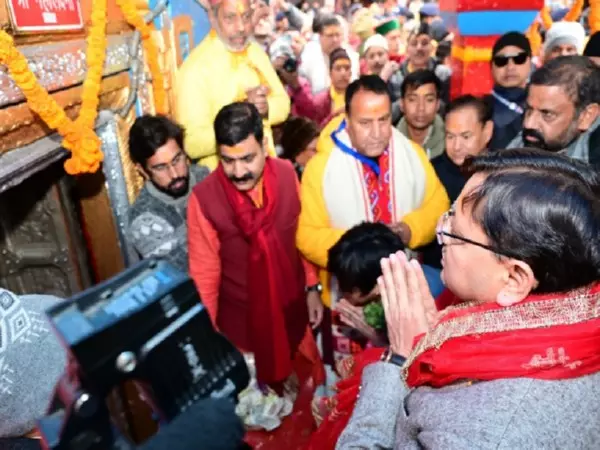 बद्रीनाथ धाम के कपाट खुलने पर CM धामी ने पीएम मोदी के नाम पर महाभिषेक पूजा की बद्रीनाथ धाम के कपाट खुलने पर CM धामी ने पीएम मोदी के नाम पर महाभिषेक पूजा की